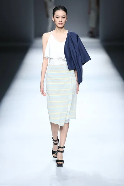 Model Displays New Creation Oudifu Fashion Show China Fashion Week — Stock Photo, Image