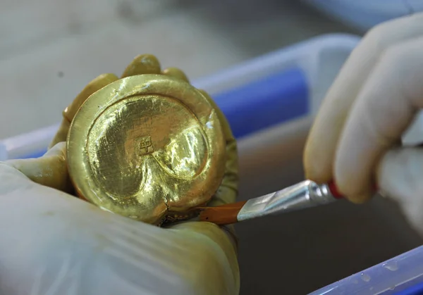 Китайский Археолог Очищает Золотой Слиток Форме Копыт Китайским Иероглифом Чжун — стоковое фото