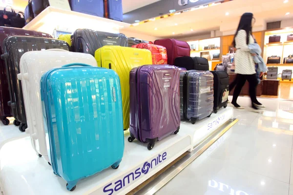 Chinese Shoppers Walk Samsonite Luggages Sale Department Store Shanghai China — Stock Photo, Image