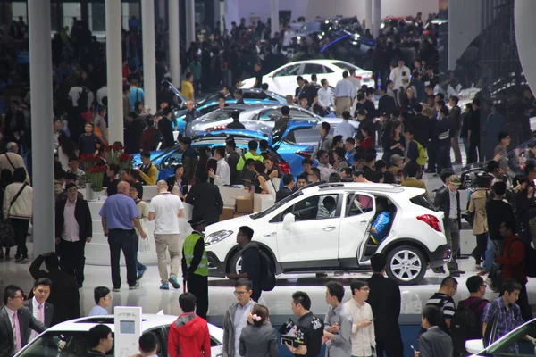 2015年4月22日 在中国上海举行的第十六届上海国际汽车工业展览会 又称2015年上海车展 游客们聚集在别克和凯迪拉克的展台上 — 图库照片