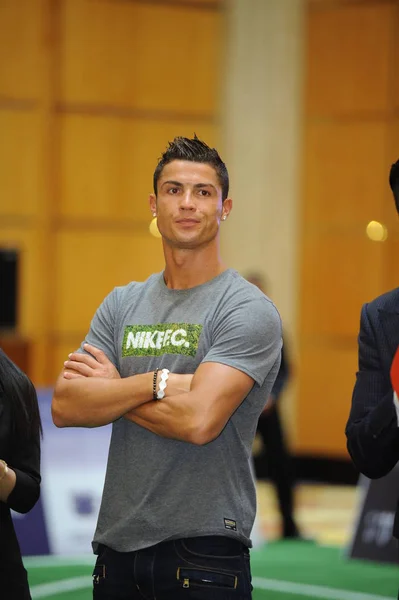 Der Portugiesische Fußball Superstar Cristiano Ronaldo Posiert Während Eines Fan — Stockfoto