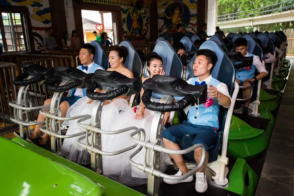 Couples Prepare Ride Roller Coaster Group Wedding Ceremony Shenzhen Happy — Stock Photo, Image