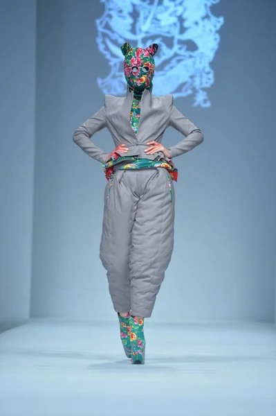 Modelo Muestra Una Nueva Creación Del Diseñador Moda Chino Sheguang — Foto de Stock