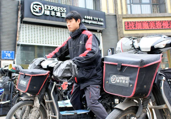 2015년 장쑤성 난징시에 센터를 떠나기 자전거를 Express의 배달원 — 스톡 사진
