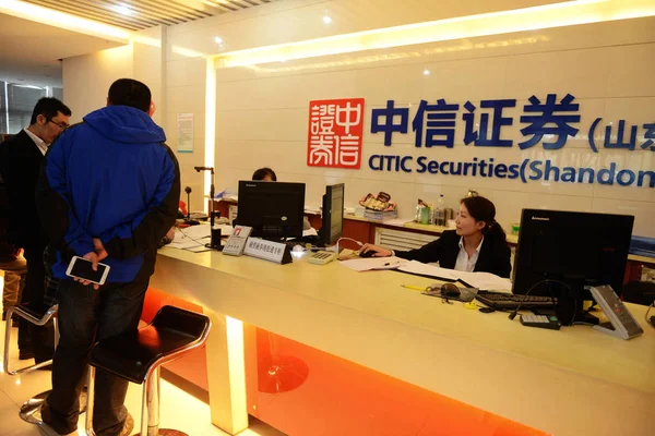 Los Empleados Chinos Sirven Los Inversores Una Sucursal Citic Securities — Foto de Stock