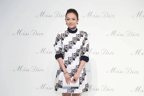 中国の女優チャン ツィイーのポーズと 2015 中国のミス ディオール展覧会オープニング イベントの到着彼女 — ストック写真