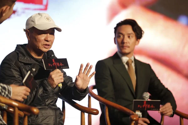 Director Taiwanés Hou Hsiao Hsien Izquierda Actor Chang Chen Asisten — Foto de Stock