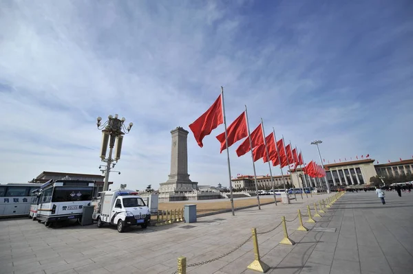 2015年3月4日 北京で開催された第12回全国人民代表大会 Npc 第3回大会の予備会議で 人民大会堂の前で赤旗が飛び散る — ストック写真