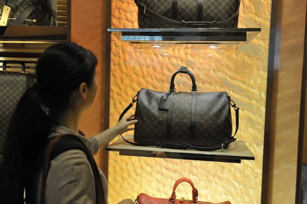 2015년 장쑤성 난징시의 쇼핑몰에서 매장에서 핸드백을 구매하는 — 스톡 사진
