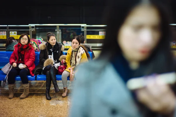 Una Donna Usa Suo Cellulare Mentre Lei Altri Passeggeri Aspettano — Foto Stock