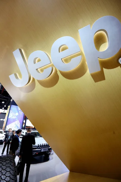 Persone Visitano Stand Jeep Chrysler Durante Shanghai International Automobile Industry — Foto Stock