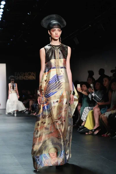 Una Modelo Muestra Una Nueva Creación Desfile Moda Fashion Shenzhen —  Fotos de Stock
