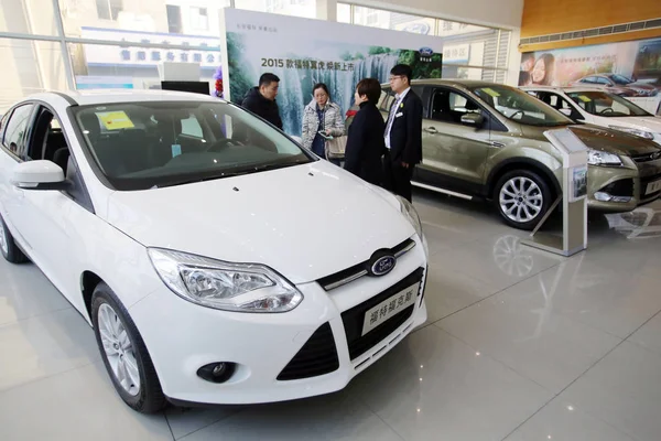 Clientes Olham Para Ford Focus Uma Concessionária Ford Xangai China — Fotografia de Stock