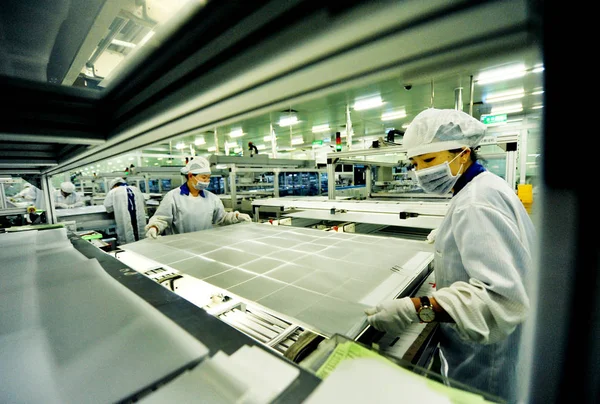 Γυναίκες Κινέζοι Εργάτες Χειρίζονται Την Παραγωγή Φωτοβολταϊκών Κυττάρων Που Χρησιμοποιούνται — Φωτογραφία Αρχείου
