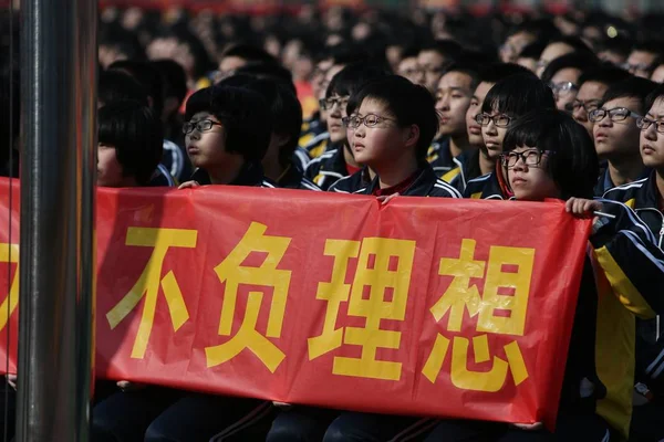 Молодий Китайський Студенти Відвідують Масовий Мітинг Підготуватися Майбутніх Щорічний Коледжу — стокове фото