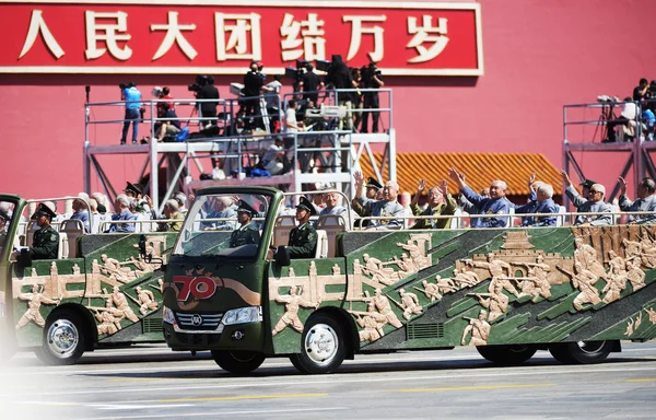 Βετεράνος Στρατιώτες Κύμα Οχήματα Καθώς Περνούν Από Tiananmen Ρύγχους Κατά — Φωτογραφία Αρχείου