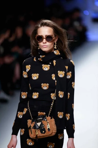 Mannequin Présente Une Nouvelle Création Défilé Moschino Lors Fashion Week — Photo