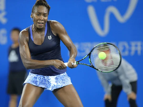 Venus Williams Stanów Zjednoczonych Zwraca Strzał Carla Suarez Navarro Hiszpanii — Zdjęcie stockowe