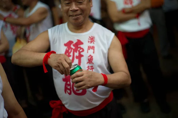 2015年5月25日 在中国澳门 一名表演者打开一罐啤酒 在醉龙节期间表演醉酒舞龙 庆祝佛诞 — 图库照片