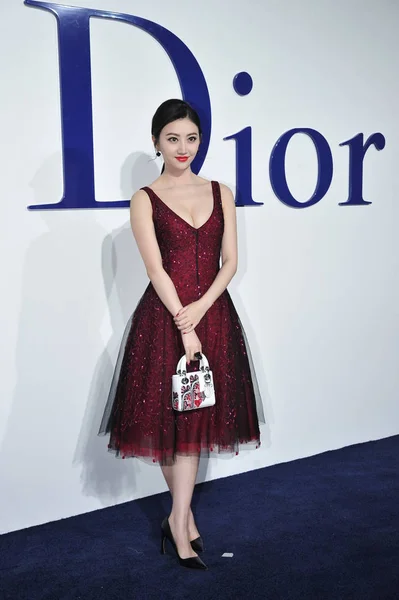 Chińska Aktorka Jing Tian Stwarza Ona Przybywa Pokaz Mody Dior — Zdjęcie stockowe