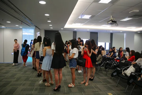 Young Chinese Girls Take Part Interview Test Selected Work Showgirls — Stock Photo, Image