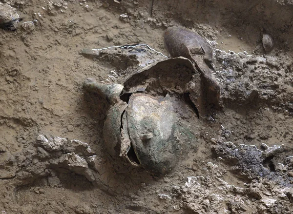 Vista Artículos Bronce Desenterrados Una Tumba Real 500 Años Antigüedad — Foto de Stock
