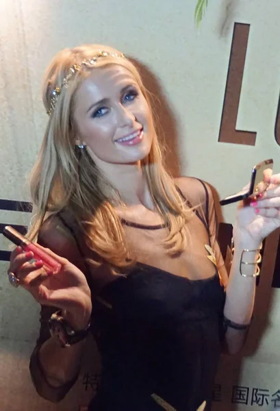 American Socialite Paris Hilton Poses Promotional Event Her Cosmetics Brand — Stock Photo, Image