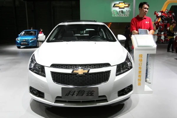 Ένας Επισκέπτης Στέκεται Δίπλα Ένα Chevrolet Cruze Από Shanghai Μια — Φωτογραφία Αρχείου