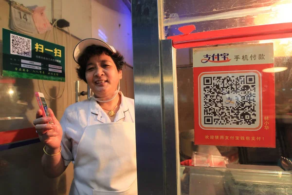 Chinese Vendor Shows Her Code Mobile Payment Service Alipay Alibaba — Stock Photo, Image