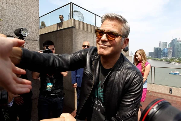 Actor Estadounidense George Clooney Saluda Los Periodistas Una Conferencia Prensa —  Fotos de Stock