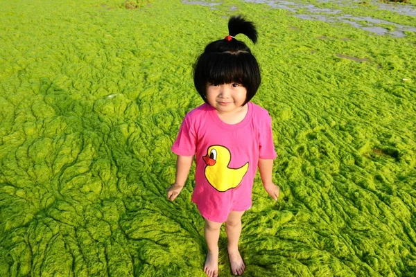 Young Girl Poses Thick Algae Beach Resort Qingdao City East — Stock Photo, Image