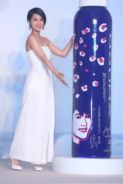 Тайваньская Певица Рейни Позирует Время Рекламного Мероприятия Продукции Oguma Skincare — стоковое фото