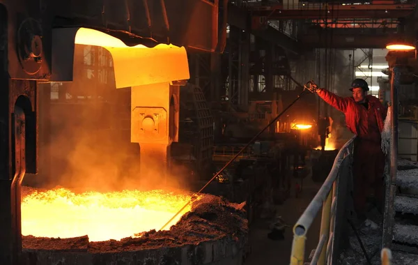 2013年3月19日 在中国东北辽宁省大连市一家工厂 一名中国工人在含钢水炉旁的钢铁生产情况调查 — 图库照片