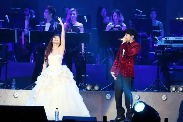 Cantante Japonés Ayumi Hamasaki Izquierda Cantante Singapurense Lin Actúan Concierto — Foto de Stock