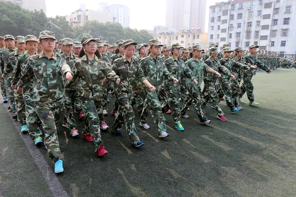 Fiatal Kínai Diákok Vesznek Részt Egy Katonai Képzésen Egy Középiskolában — Stock Fotó