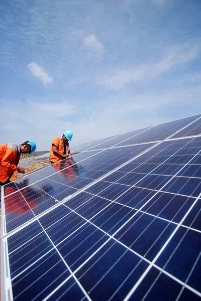 2015年9月17日 中国工人在中国东部江西省乐平市利林镇千宝村的一个光伏电站安装太阳能电池板 — 图库照片