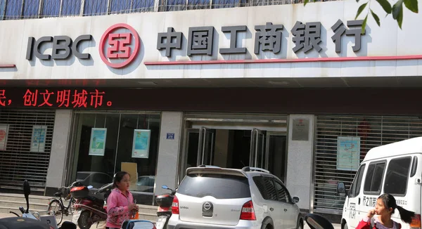 Пешеходы Проходят Мимо Филиала Icbc Industrial Commercial Bank China Городе — стоковое фото