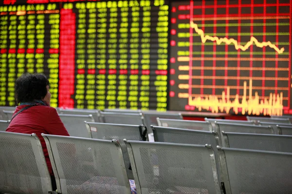 Bir Endişe Çinli Yatırımcı Hisse Fiyatı Yükselen Düşen Fiyat Için — Stok fotoğraf