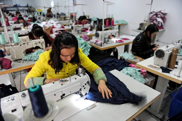 Lavoratrici Cinesi Cuciono Vestiti Una Fabbrica Abbigliamento Nella Città Huainan — Foto Stock