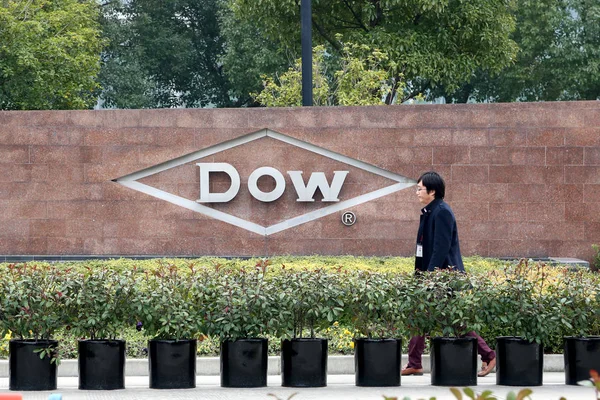 Fotgängare Går Förbi Dow Chemical Shanghai Center Vid Zhangjiang Tech — Stockfoto