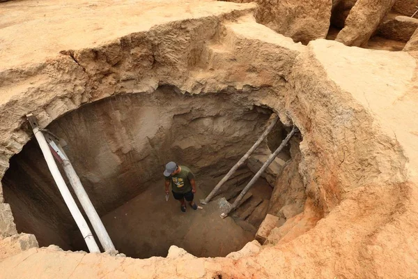 Arqueólogo Chino Excava Los Antiguos Hornos Dinastía Han Oriental 220 — Foto de Stock