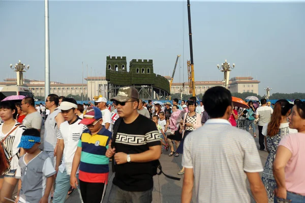 2015年8月12日 在中国北京天安门广场 游客走过正在施工的一个大墙形的公园 — 图库照片