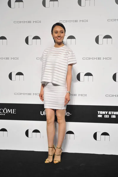 Comme Moi ファッションの中に中国の女優元泉ポーズ中国ファッション デザイナーによって表示し 2015 中国北京で のヤンをモデル — ストック写真
