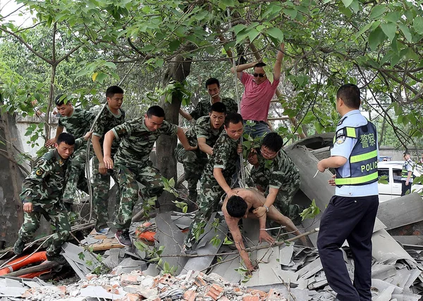 Strażacy Trzymać Nagi Człowiek Który Był Swinging Drzewie Chengdu Miasta — Zdjęcie stockowe