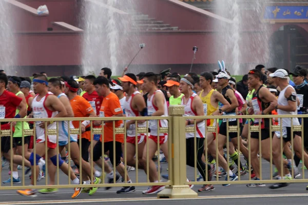 Partecipanti Cinesi Corrono Davanti Parco Zhongshan Durante Maratona Internazionale Pechino — Foto Stock