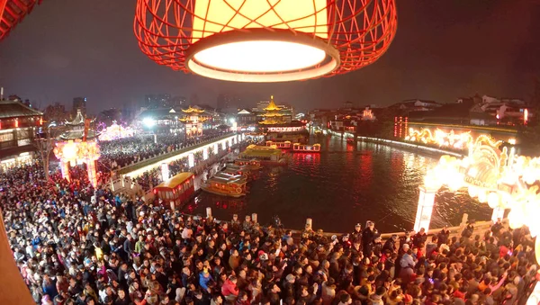 Multitud Turistas Observan Espectáculo Linterna Para Celebrar Festival Linterna Templo —  Fotos de Stock