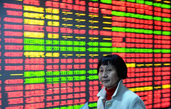 Ein Chinesischer Investor Geht Einem Display Vorbei Das Die Aktienkurse — Stockfoto