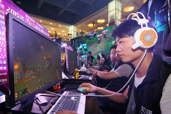 Des Jeunes Chinois Jouent Des Jeux Ligne Dans Cybercafé Xiangyang — Photo