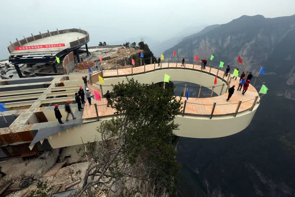 Китайские Рабочие Устанавливают Последний Кусок Стекла Стеклянный Консольный Мост Живописном — стоковое фото