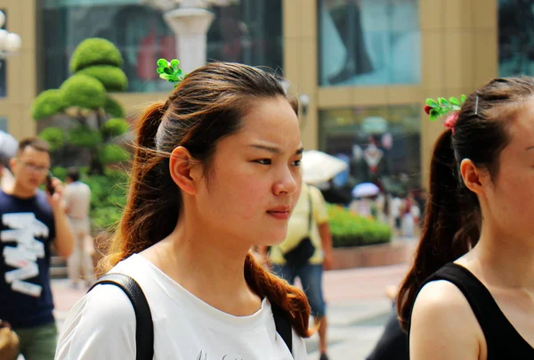 Пешеходы Заколках Волос Пластиковыми Растениями Идут Дороге Чунцине Китай Августа — стоковое фото